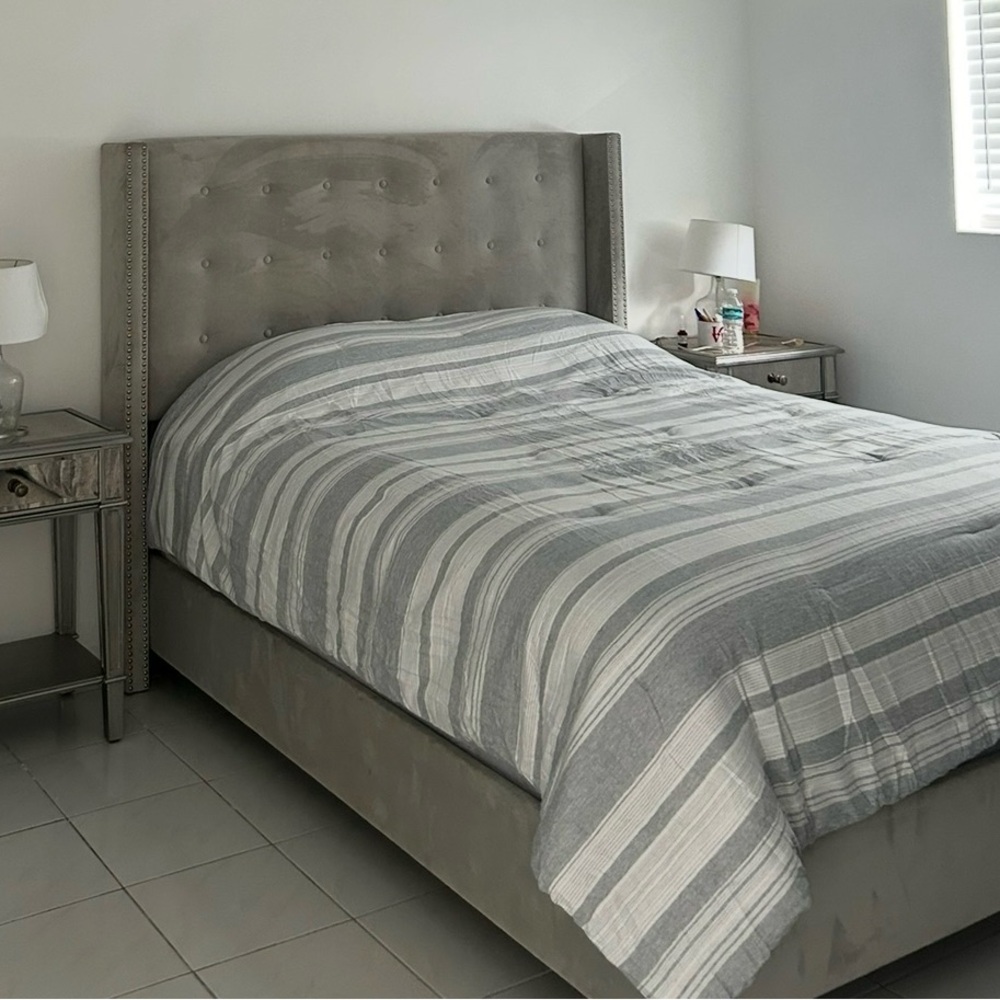 Elegant Gray Striped Bedding Set